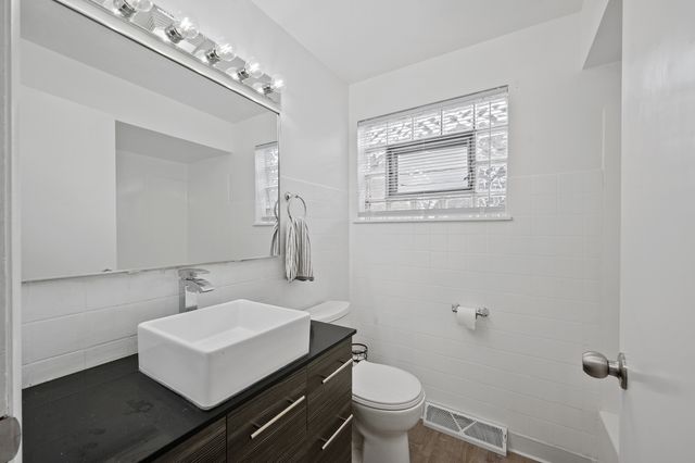 10844 S GREEN BAY Avenue, Chicago, IL 60617