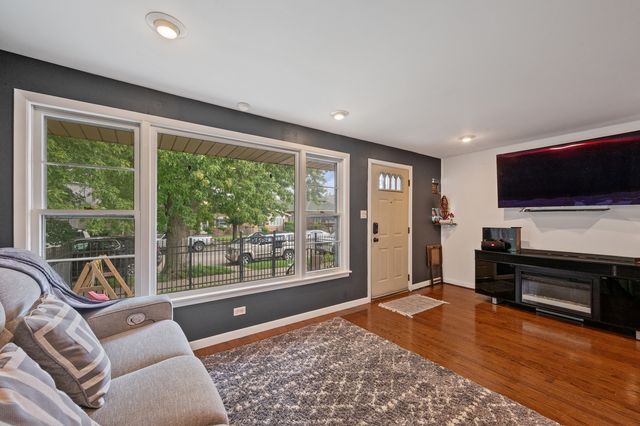 10844 S GREEN BAY Avenue, Chicago, IL 60617