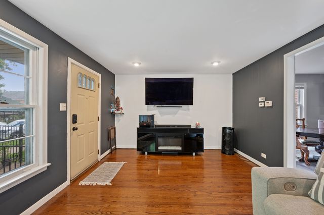 10844 S GREEN BAY Avenue, Chicago, IL 60617