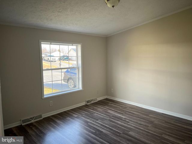 37 THAYERS GULL DR, Martinsburg, WV 25405