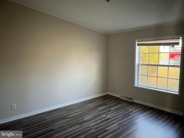 37 THAYERS GULL DR, Martinsburg, WV 25405