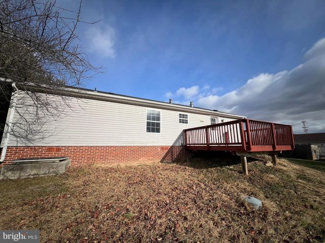 37 THAYERS GULL DR, Martinsburg, WV 25405