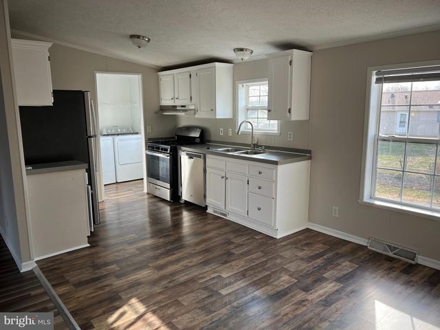 37 THAYERS GULL DR, Martinsburg, WV 25405