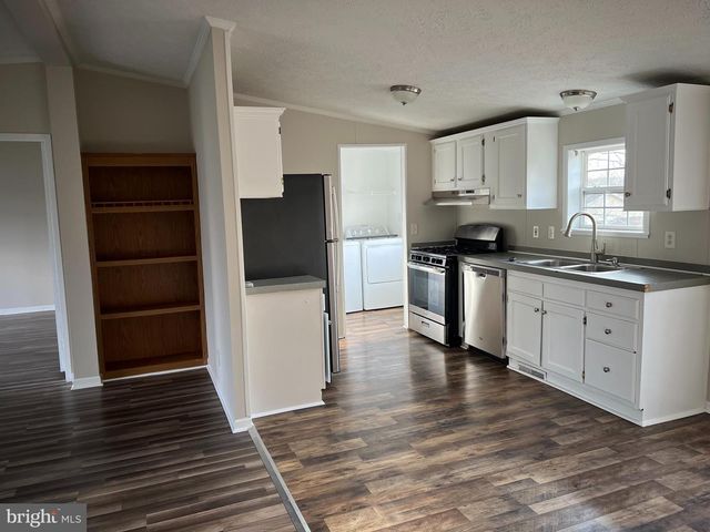 37 THAYERS GULL DR, Martinsburg, WV 25405