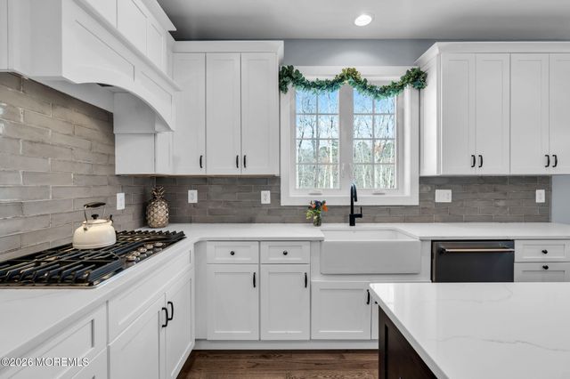 2 Tiffany Court, Farmingdale, NJ 07727