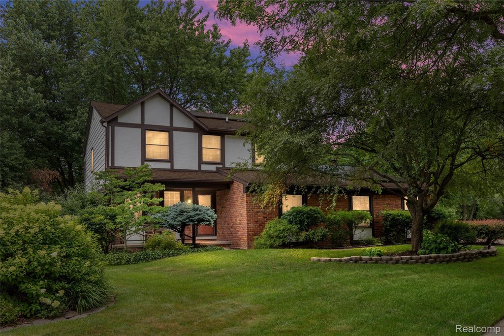 2937 Waterloo Drive, Troy, MI 48084