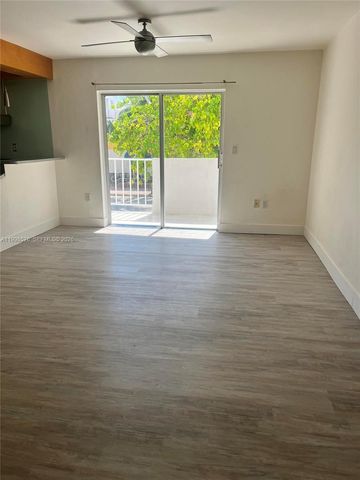 240 Collins Ave, Miami Beach, FL 33139