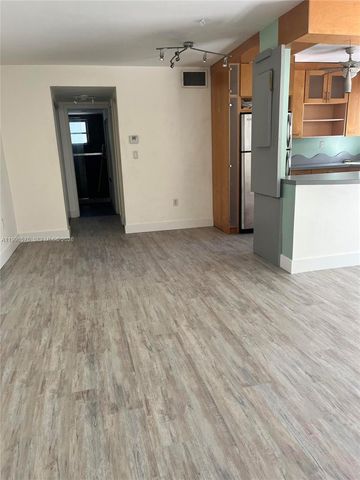 240 Collins Ave, Miami Beach, FL 33139