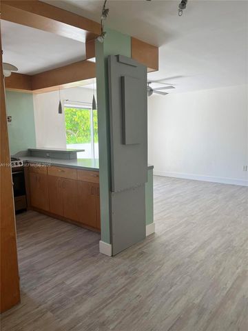 240 Collins Ave, Miami Beach, FL 33139