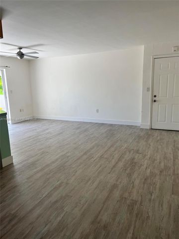 240 Collins Ave, Miami Beach, FL 33139