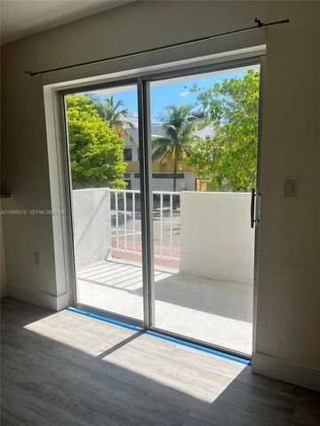 240 Collins Ave, Miami Beach, FL 33139