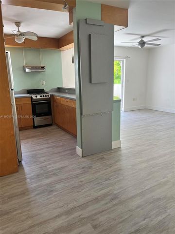 240 Collins Ave, Miami Beach, FL 33139