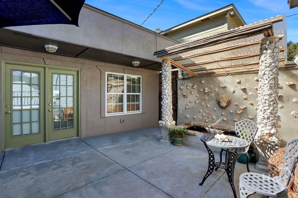 Image 12 of property listing at 913-917 W 38th Street, Savannah, GA 31401