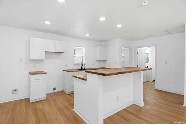 2151 E Crockett, San Antonio, TX 78202