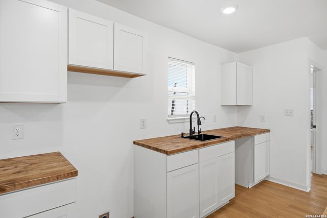 2151 E Crockett, San Antonio, TX 78202