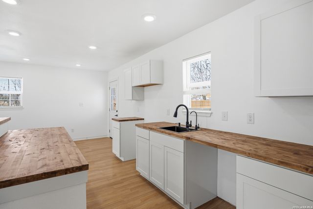 2151 E Crockett, San Antonio, TX 78202