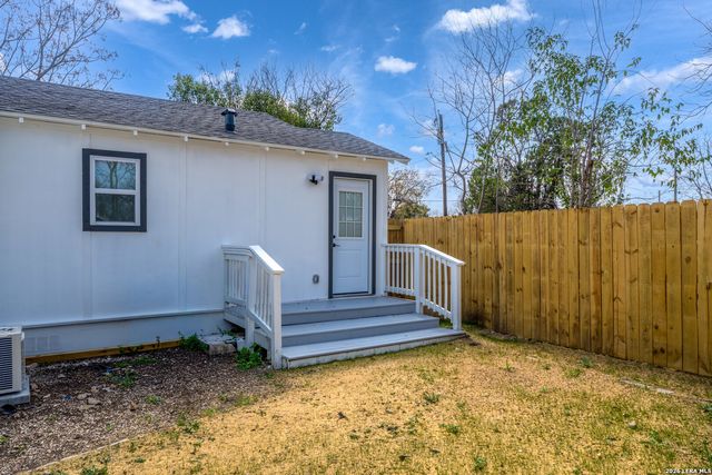 2151 E Crockett, San Antonio, TX 78202