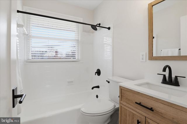 14801 CARLBERN DR, Centreville, VA 20120