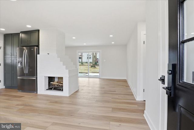 14801 CARLBERN DR, Centreville, VA 20120