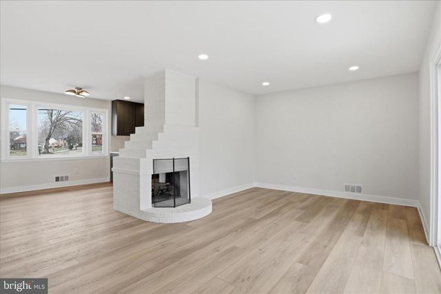 14801 CARLBERN DR, Centreville, VA 20120