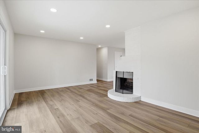 14801 CARLBERN DR, Centreville, VA 20120