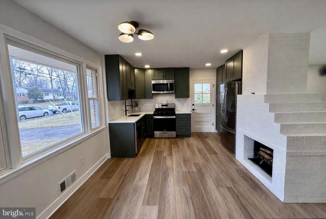 14801 CARLBERN DR, Centreville, VA 20120