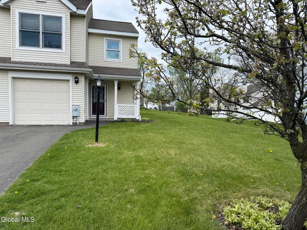 10 Sandra Lane, East Greenbush, NY 12144