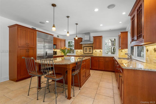 25 Huguenot Drive, Larchmont, NY 10538