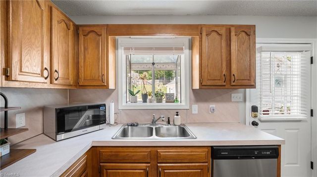 108 Larkspur Lane, Thomasville, NC 27360
