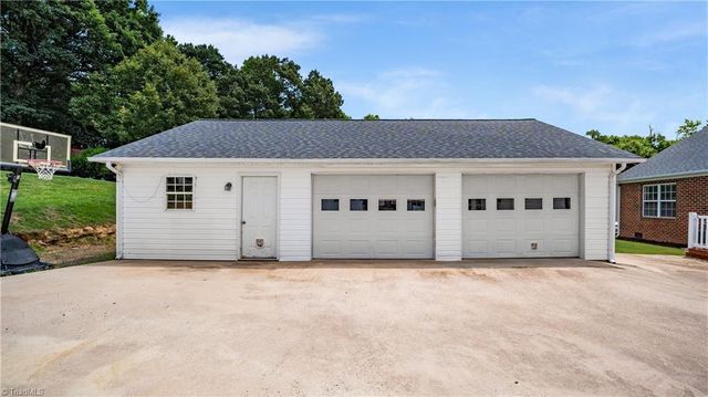 108 Larkspur Lane, Thomasville, NC 27360