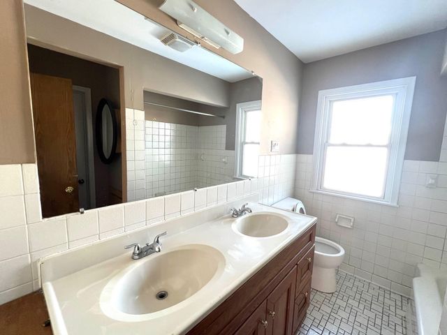 1415 Burke Avenue W, Roseville, MN 55113