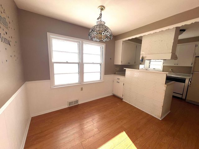 1415 Burke Avenue W, Roseville, MN 55113