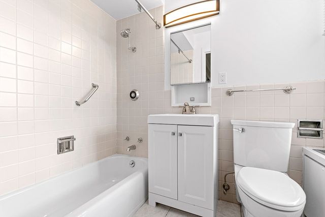 36 Eliot St 38, Milton, MA 02186