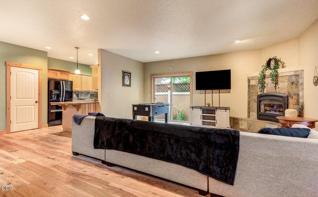 61390 Merriewood Court, Bend, OR 97702