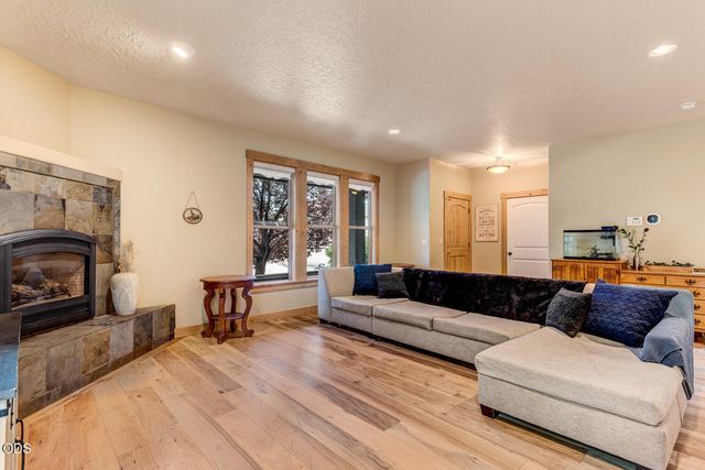 61390 Merriewood Court, Bend, OR 97702
