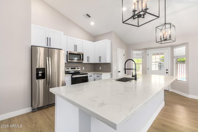 6534 W GRANDVIEW Road, Glendale, AZ 85306