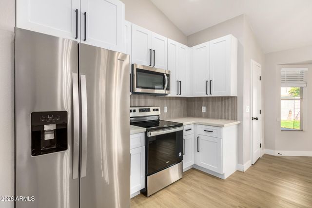 6534 W GRANDVIEW Road, Glendale, AZ 85306