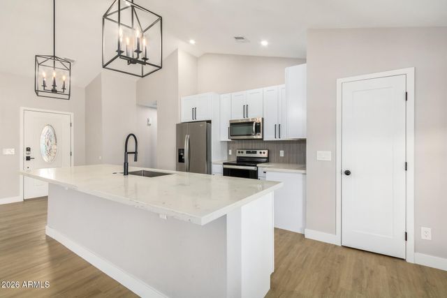 6534 W GRANDVIEW Road, Glendale, AZ 85306
