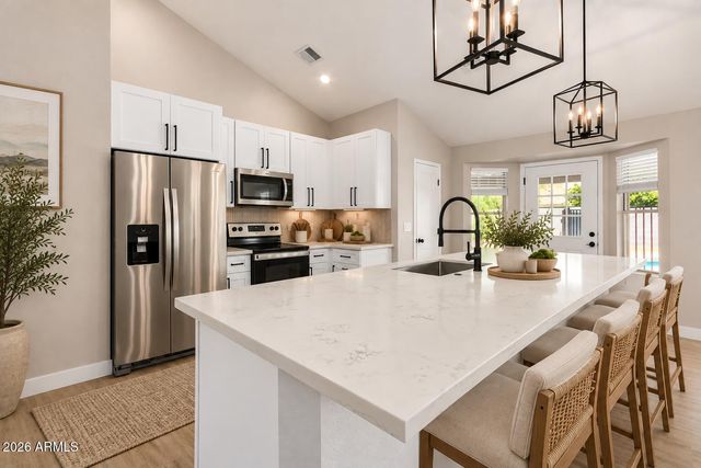 6534 W GRANDVIEW Road, Glendale, AZ 85306
