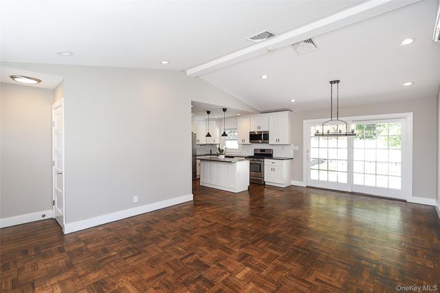5 Mapletree Lane, South Huntington, NY 11746