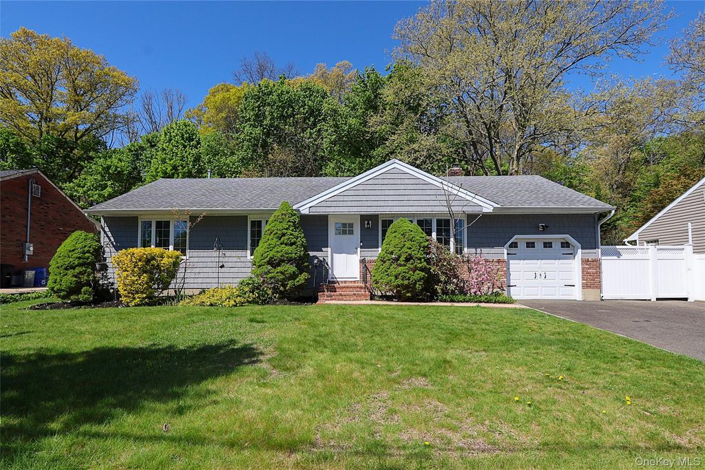 5 Mapletree Lane, South Huntington, NY 11746