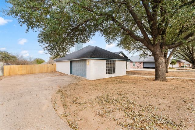 1020 Dane Drive, Hewitt, TX 76643