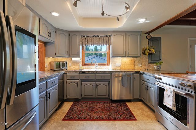 20551 Highway 62, Shady Cove, OR 97539