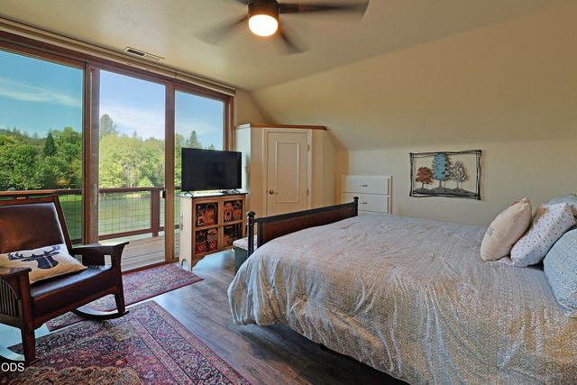 20551 Highway 62, Shady Cove, OR 97539