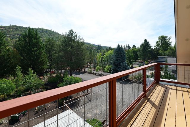 20551 Highway 62, Shady Cove, OR 97539