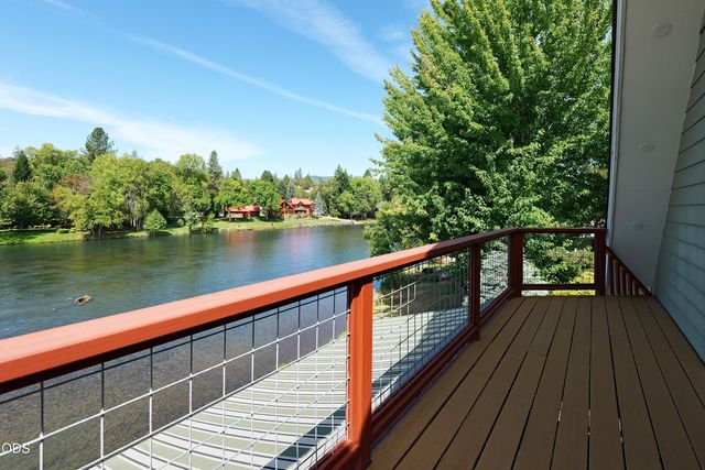 20551 Highway 62, Shady Cove, OR 97539