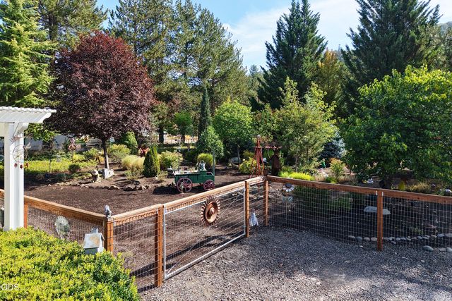20551 Highway 62, Shady Cove, OR 97539