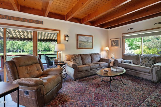 20551 Highway 62, Shady Cove, OR 97539