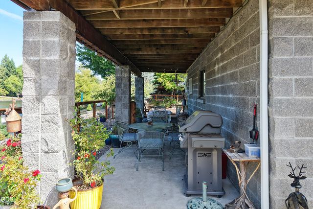 20551 Highway 62, Shady Cove, OR 97539