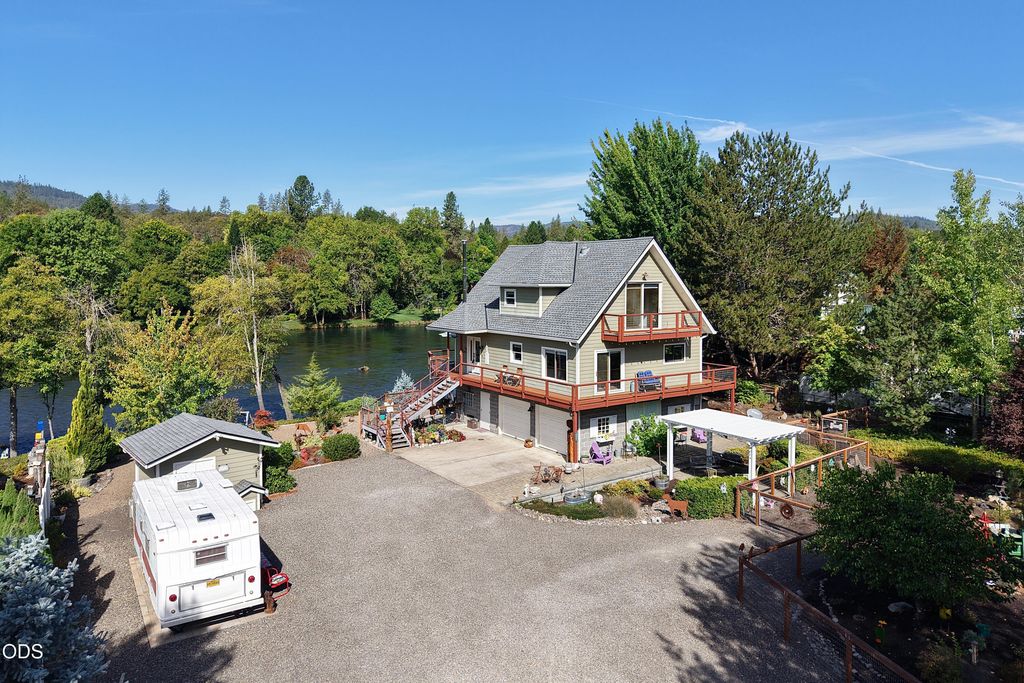20551 Highway 62, Shady Cove, OR 97539